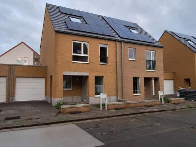 Nieuwbouwwoning met garage en zonnepanelen op het dak