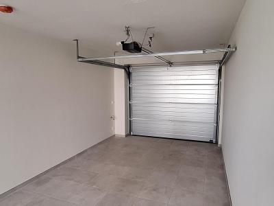 Garage met grijze, automatische garagepoort